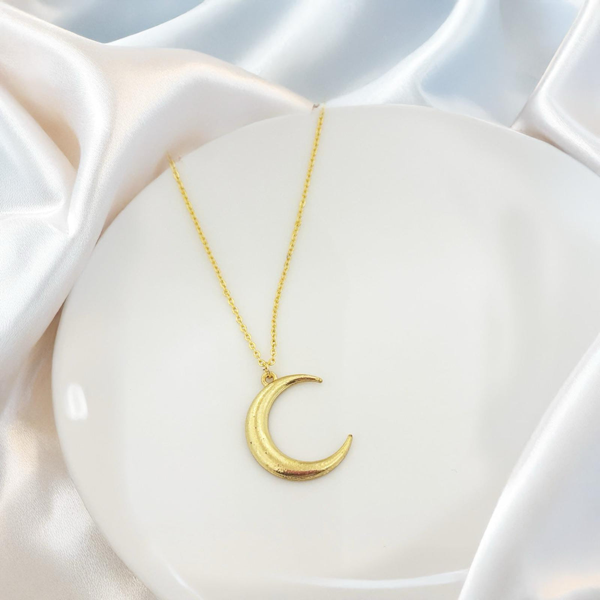 Crescent Moon Women Necklace - Nimé By Shop Trendys