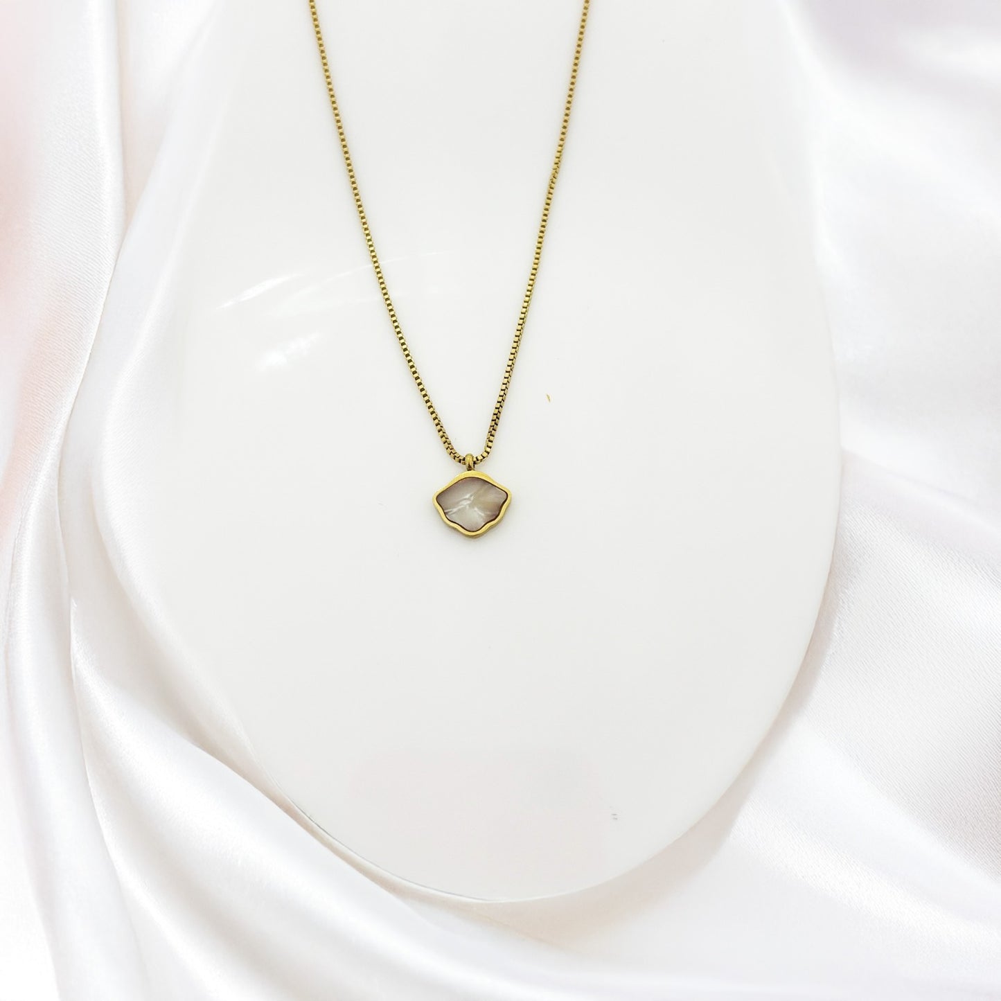 Mother of Pearl Shell Women Necklace (Stainless Steel)