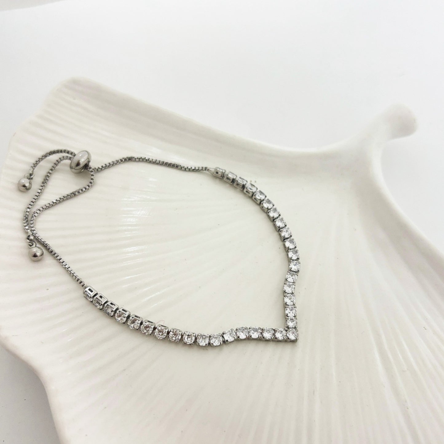 V Tennis Bracelet (Anti Tarnish)