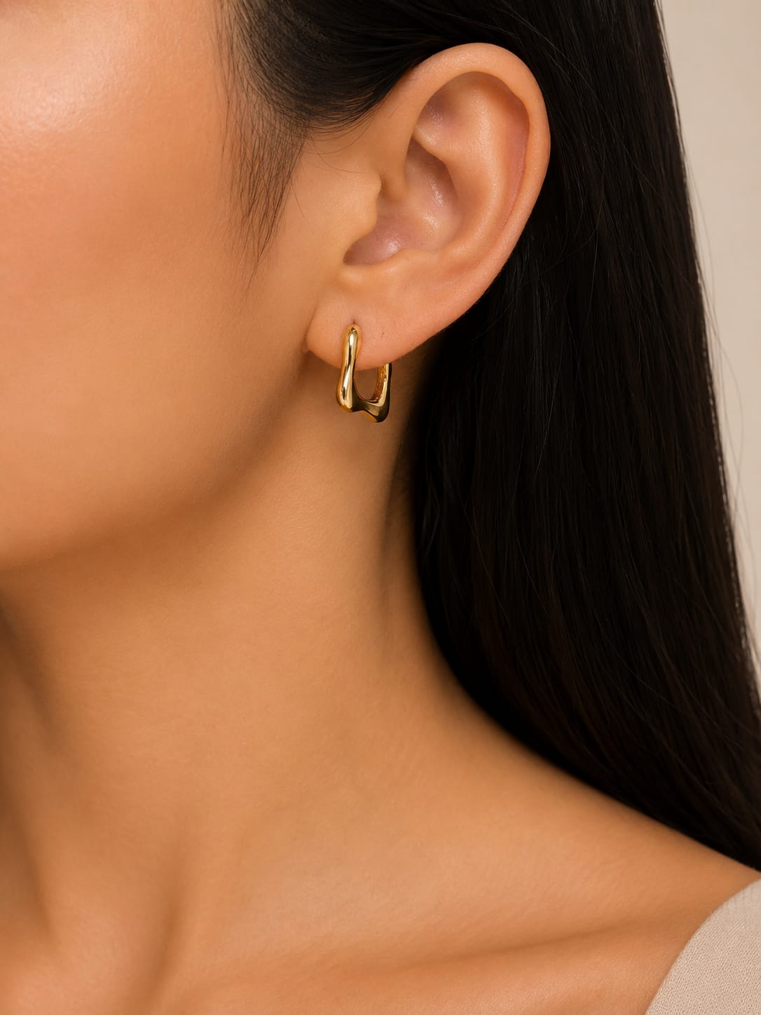 Women Golden Curve Hoop Earring - Nimé By Shop Trendys