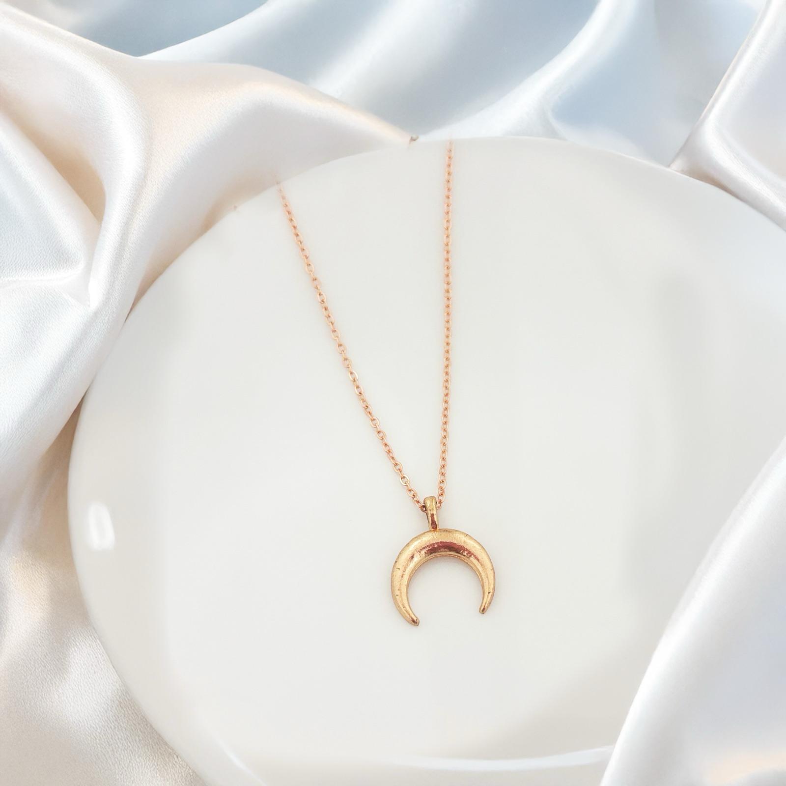 Small Moon Women Necklace - Nimé By Shop Trendys