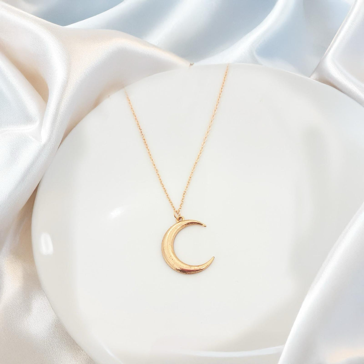 Crescent Moon Women Necklace - Nimé By Shop Trendys