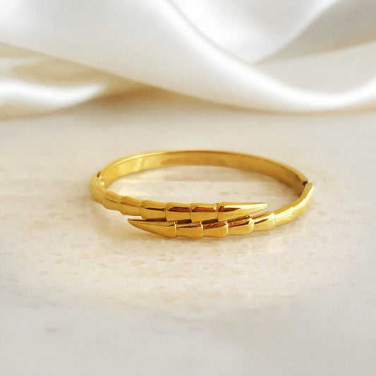 Golden Spike Women Kada Bracelet (Anti Tarnish)