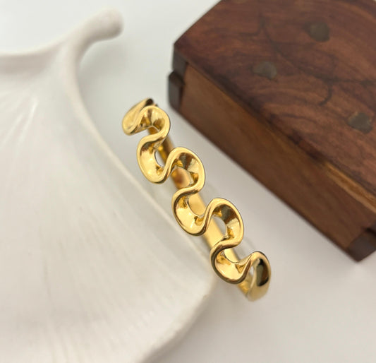 Golden ZigZag Women Kada Bracelet (Anti Tarnish)