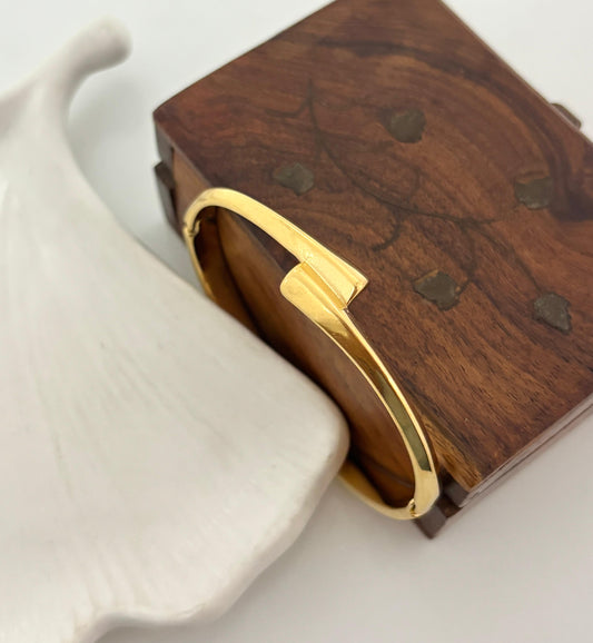 Golden Elegant Women Kada Bracelet (Anti Tarnish)