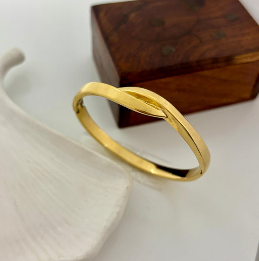 Golden Classic Women Kada Bracelet (Anti Tarnish)