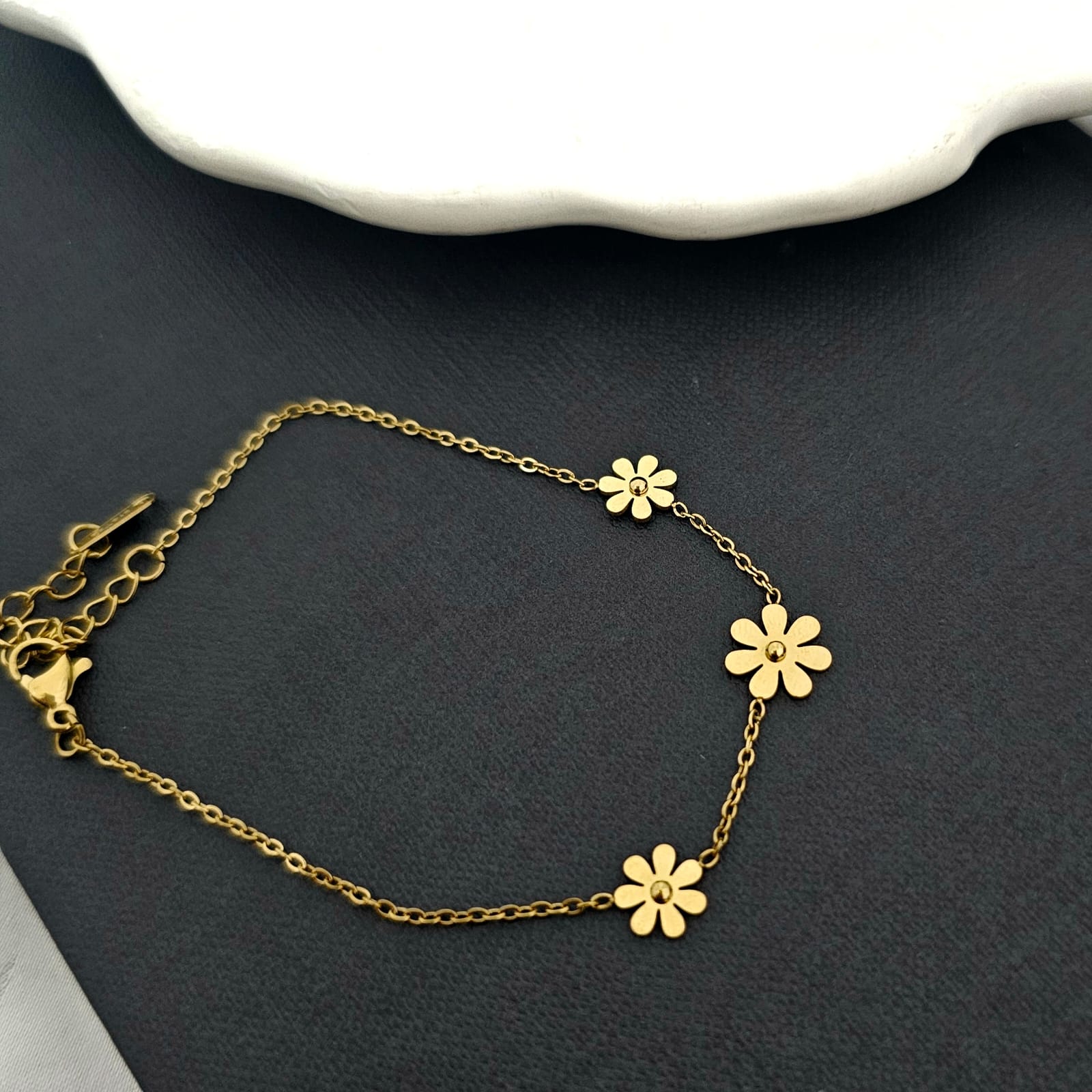 Women Sleek Flower Minimal Bracelet (Anti Tarnish) - Nimé By Shop Trendys