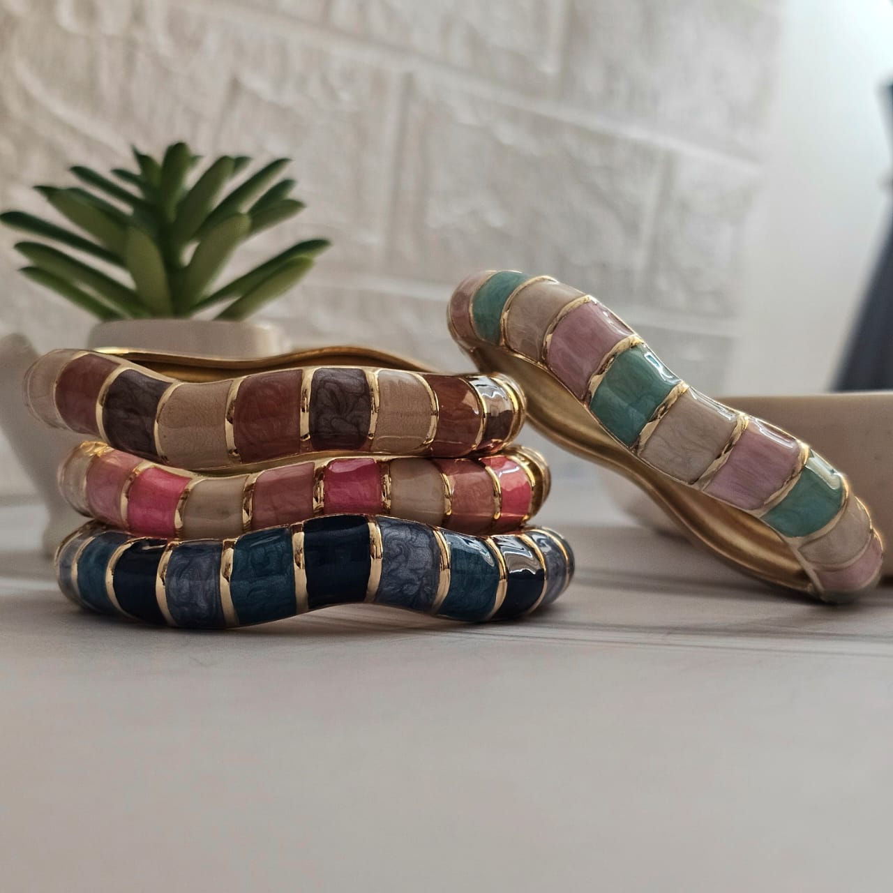 Women Curve Block Enamel Kada Bracelet - Nimé By Shop Trendys