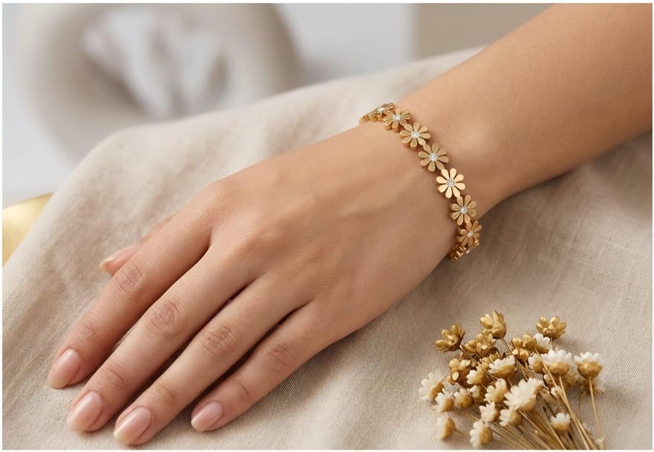 Gold-colour daisy flower bracelet