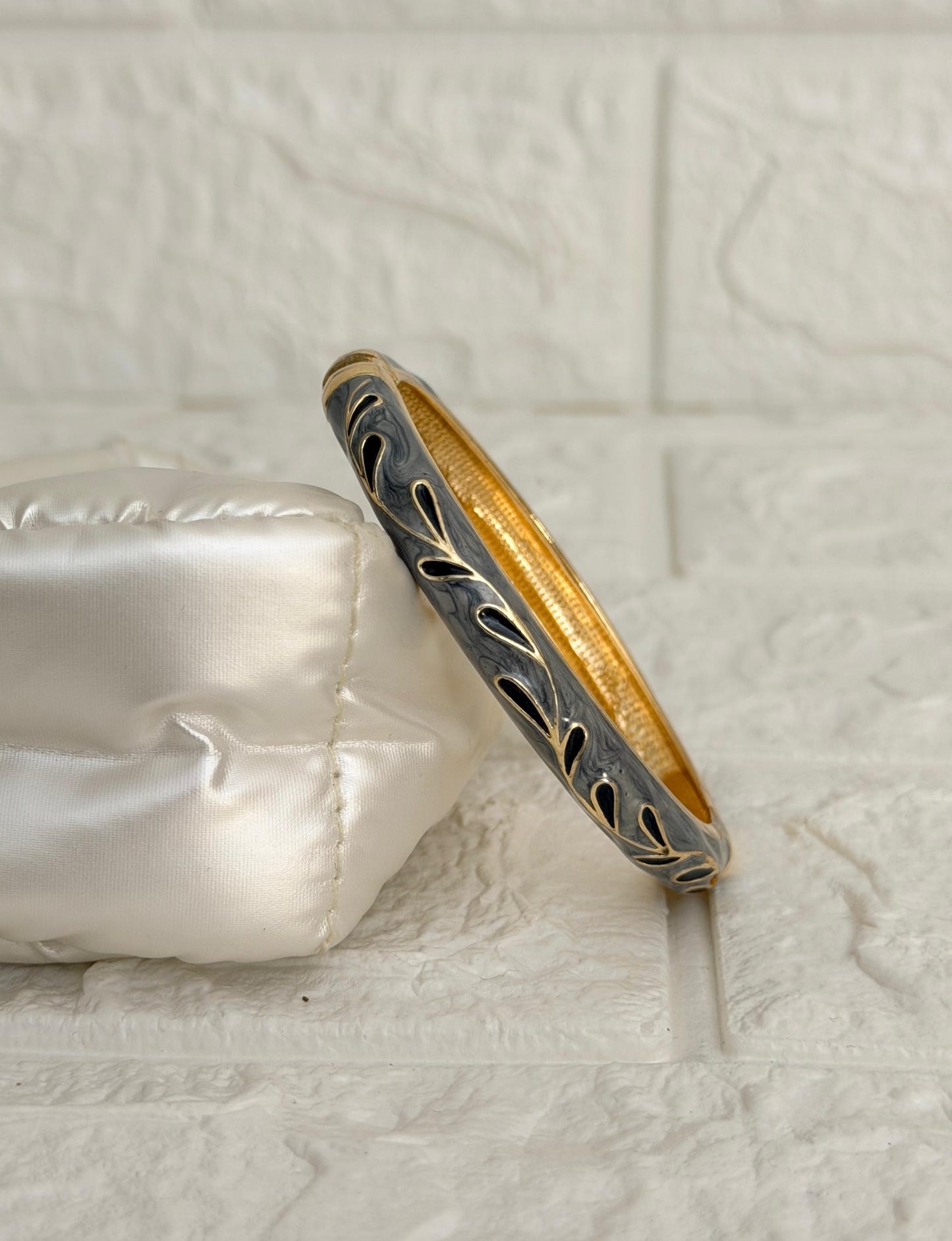 Leaf Vine Enamel Kada - Grey Black