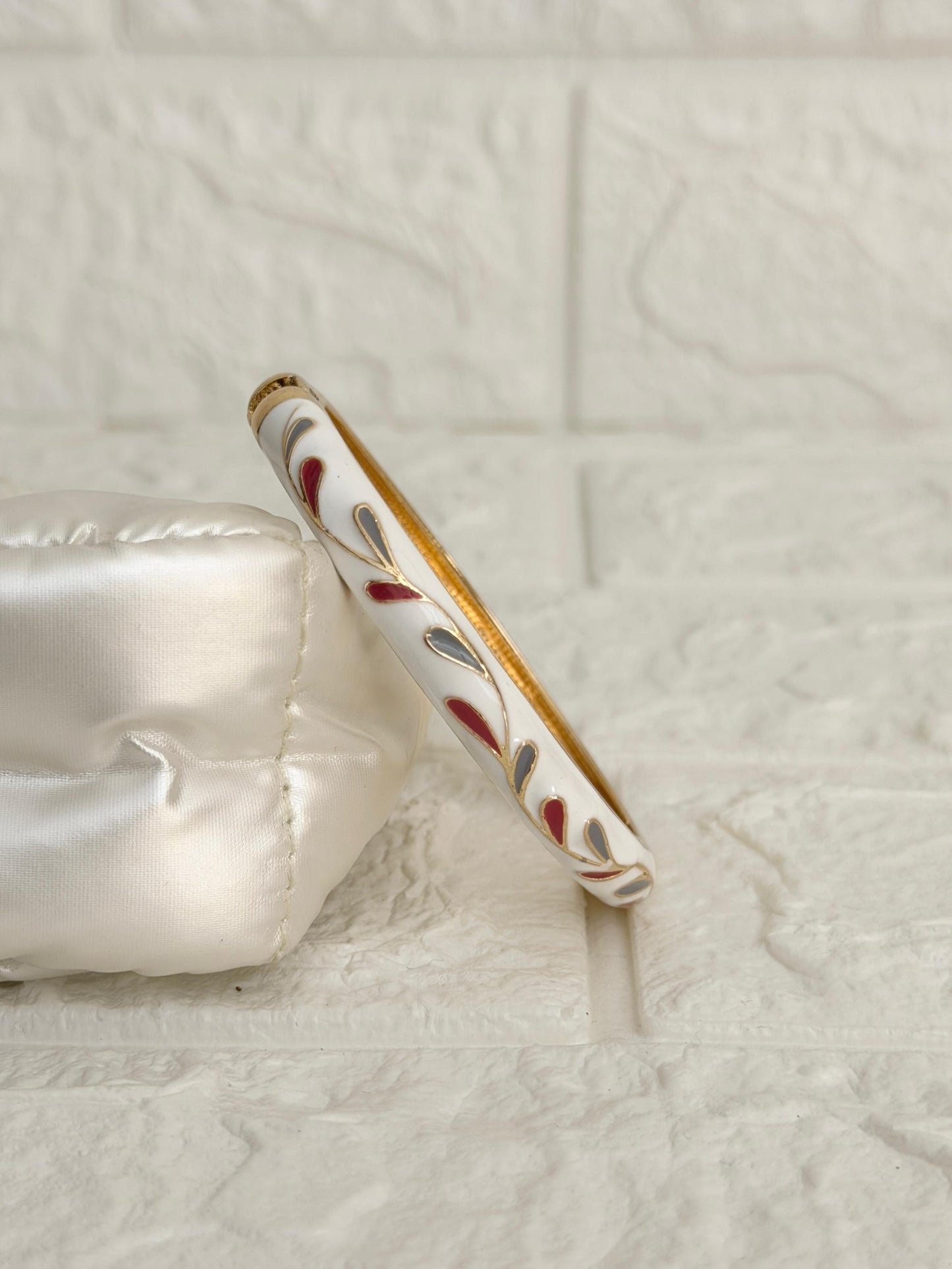 Leaf Vine Enamel Kada - White Ruby Grey