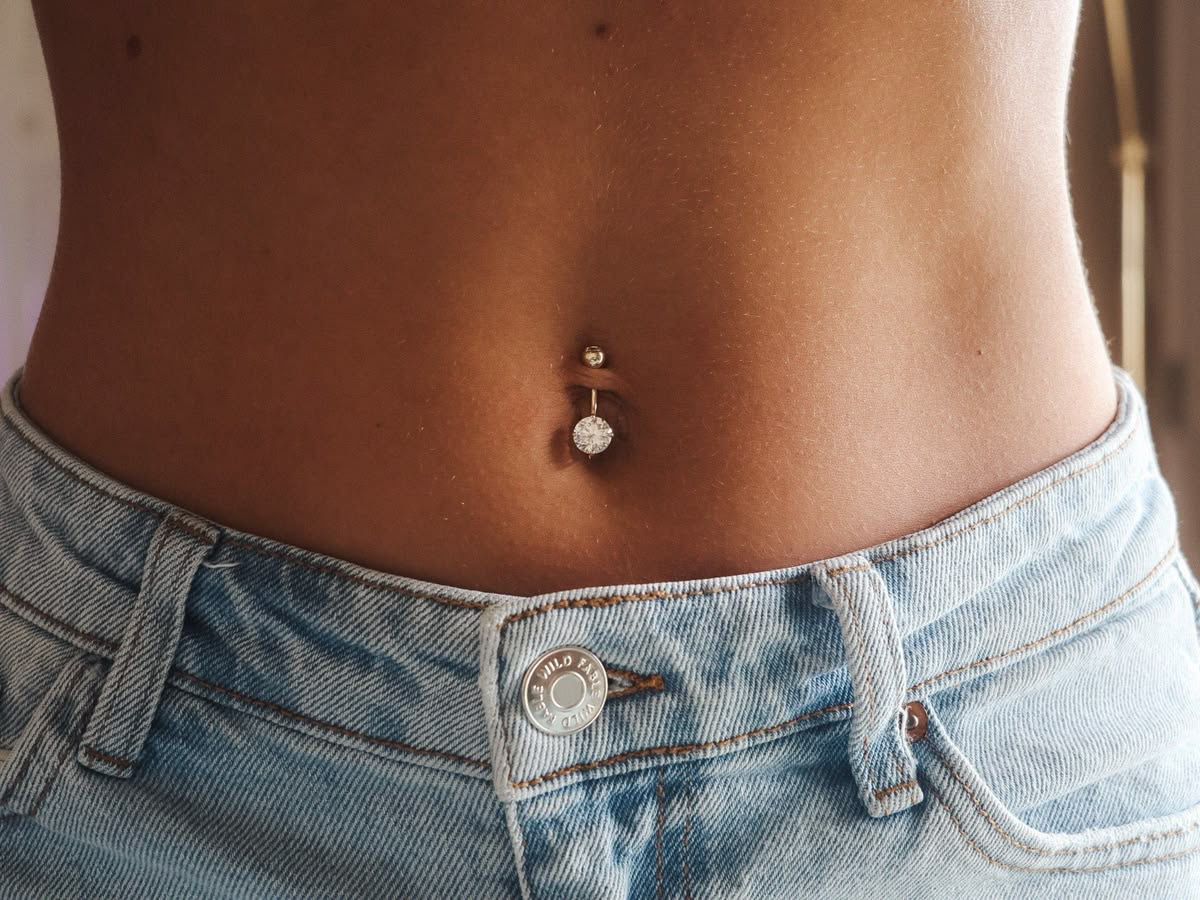Solitaire Crystal Belly Ring - Model View