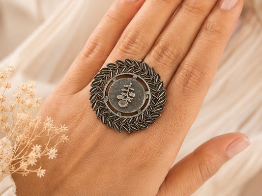 Women’s Oxidized Laurel Medallion anti-tarnish ring