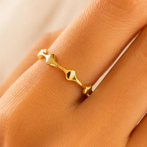 Women’s Sculpted Geometric Band anti-tarnish ring